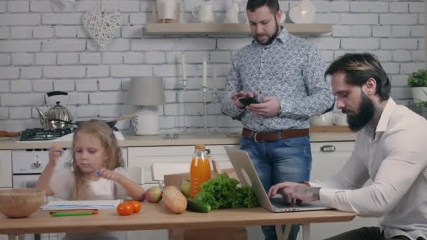 Οικογένεια χρησιμοποιούν gadgets τους στο σπίτι — Αρχείο Βίντεο