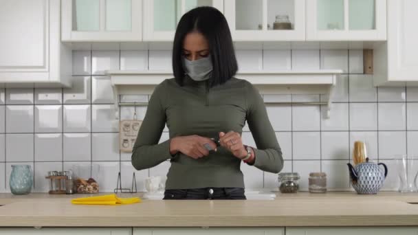 Donna disinfetta tavolo in cucina — Video Stock