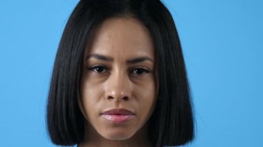 Güzel Afro Kadın Mavi Arkaplanda Poz Veriyor