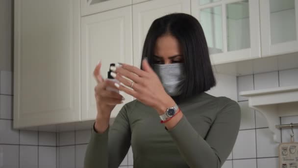 Черная женщина использует дезинфицирующий спрей — стоковое видео