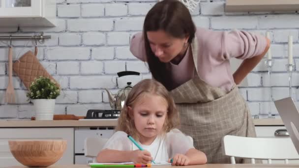 Madre y su hija tomando tiempo en la cocina — Vídeos de Stock