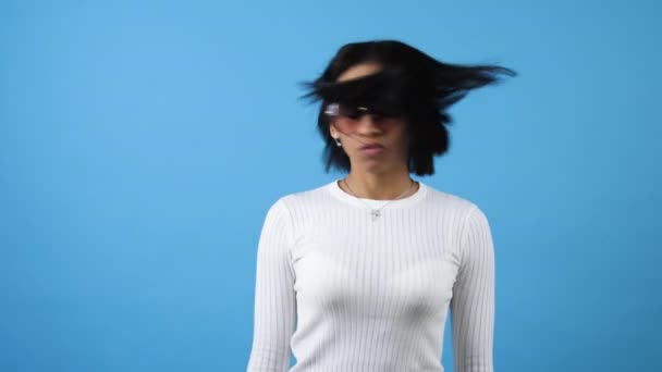 Hermosa mujer afroamericana bailando sobre fondo azul — Vídeos de Stock