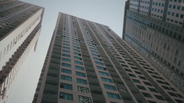 Wolkenkratzer von unten in Rotation — Stockvideo