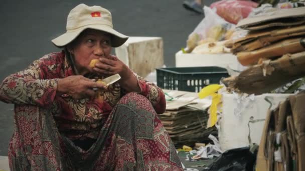 果物を食べるホームレスのアジア人女性 — ストック動画