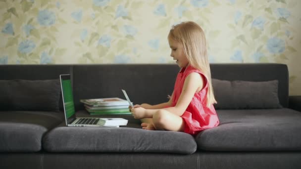 Niña en el aprendizaje a distancia — Vídeos de Stock