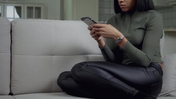 Очаровательная черная женщина с помощью смартфона — стоковое видео