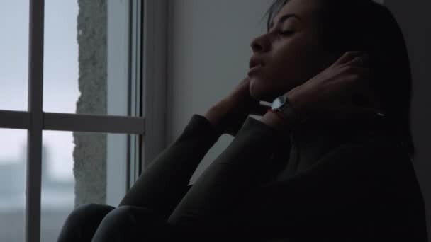 Frusztrált, szomorú, fiatal afro-amerikai nő — Stock videók