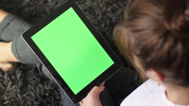 Vrouw gebruikt digitale tablet met groen scherm — Stockvideo