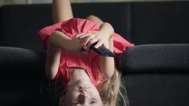 Petite fille regarder la télévision — Video