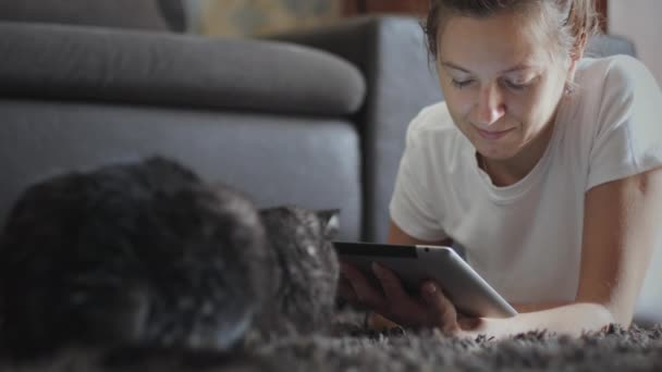 Mulher usando computador tablet wth seu animal de estimação — Vídeo de Stock