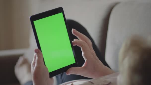 Ženský prst dotýká digitální tableta — Stock video