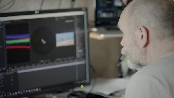 Mature Man Video Editor Επαναγγίζοντας — Αρχείο Βίντεο