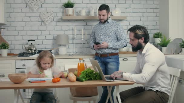 Familjen använder sina prylar hemma — Stockvideo