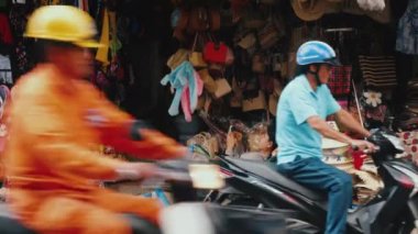 Sokak satıcısı karyolada dinleniyor.