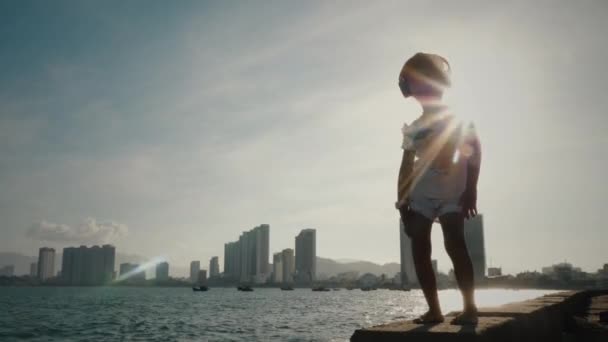 Маленькая девочка танцует на набережной — стоковое видео