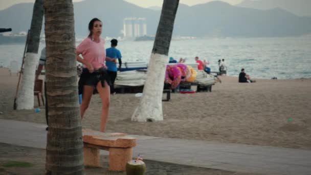 Jogging na praia — Vídeo de Stock