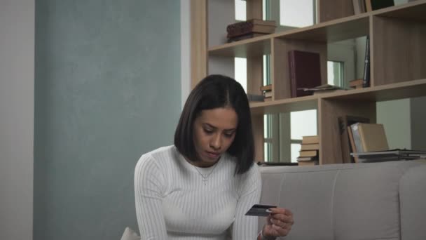 Crop mujer negra haciendo compras en línea — Vídeos de Stock