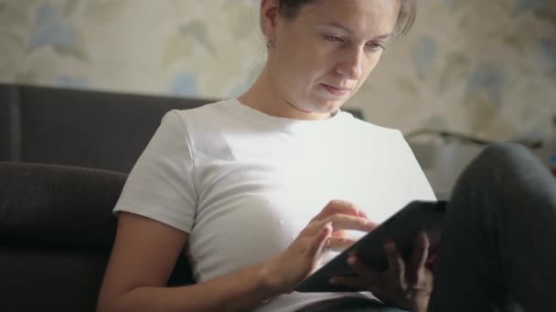 女人在家里用数码平板电脑 — 图库视频影像