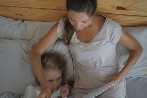 Fiatal Anya Fekszik Ágyban Kislányával Olvas Egy Könyvet Meséket Olvas — Stock Fotó