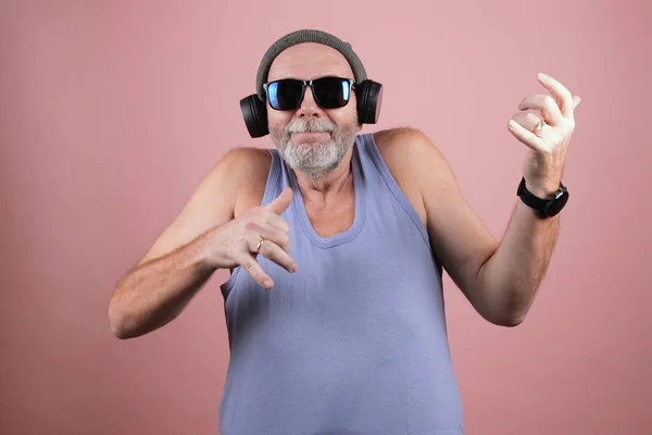 Hombre Edad Hipster Sombrero Gris Camiseta Azul Gafas Sol Auriculares — Foto de Stock