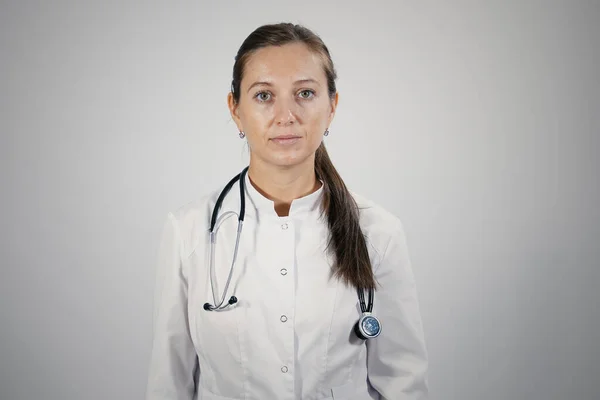 Portrét Mladé Dospělé Doktorky Ochranné Lékařské Masce Nasadí Stetoskop Krku Stock Snímky