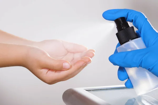 Une Personne Méconnaissable Gants Bleus Distribue Désinfectant Sur Les Mains Photos De Stock Libres De Droits