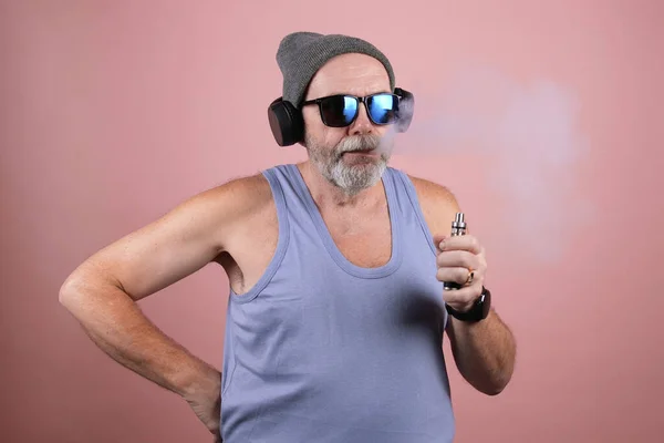 Imagens Homem Hipster Envelhecido Chapéu Cinzento Blusa Azul Óculos Sol Fotos De Bancos De Imagens