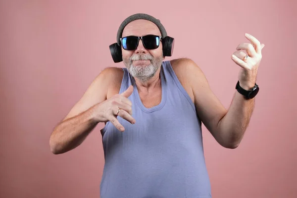 Hipster Stárnoucí Muž Šedém Klobouku Modrém Tílku Slunečních Brýlích Sluchátkách Royalty Free Stock Obrázky