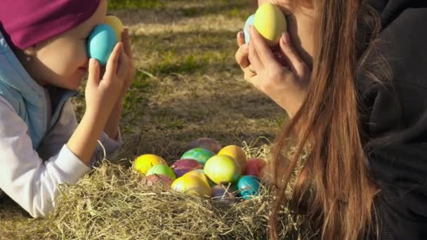 Matka z córką z jajkami wielkanocnymi — Wideo stockowe