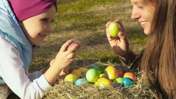 Madre con hija jugar con huevos de Pascua — Vídeos de Stock