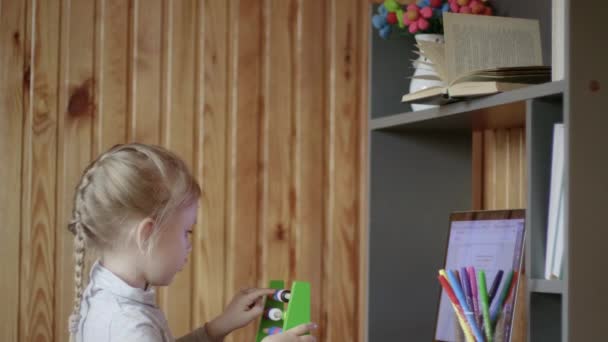 Menina usando ábaco durante a aprendizagem remota — Vídeo de Stock