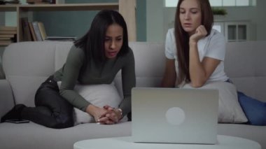 İki Dişi Arkadaş Laptop Kullanıyor