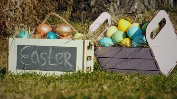 Veel gekleurde eieren voor paasvakantie — Stockvideo