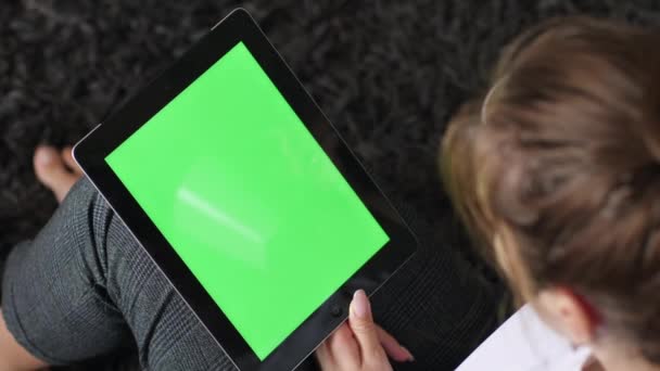 Frau nutzt digitalen Tablet-Computer — Stockvideo