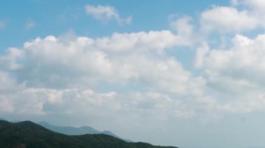 Bulutlu zaman çizelgesi liman üzerinde kayboluyor