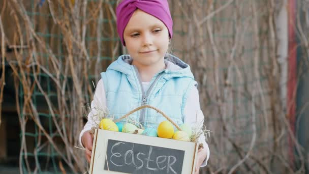女孩拿着装有复活节彩蛋的盒子 — 图库视频影像