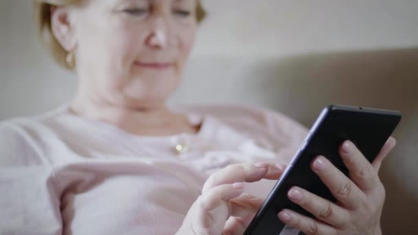 Mujer madura usando tableta digital — Vídeos de Stock
