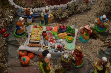 Noel heykelciklerine ve Noel süslerine yakınlaş 