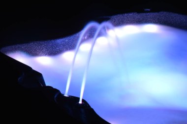 Geceleri iç aydınlatmalı bir kaplıcaya yakın çekim