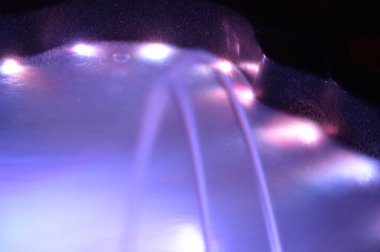 Geceleri iç aydınlatmalı bir kaplıcaya yakın çekim