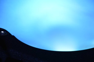 Geceleri iç aydınlatmalı bir kaplıcaya yakın çekim