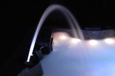 Geceleri iç aydınlatmalı bir kaplıcaya yakın çekim