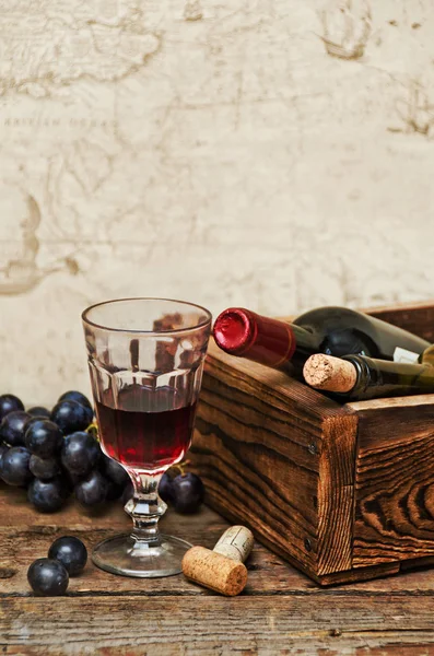 Vino tinto sobre fondo de madera — Foto de Stock