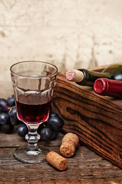Rotwein auf dem hölzernen Hintergrund Stockbild