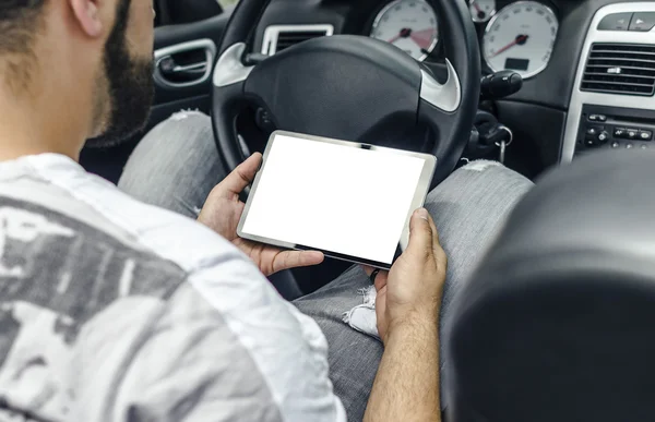 Hombre en el coche, con la Tablet PC . — Foto de Stock