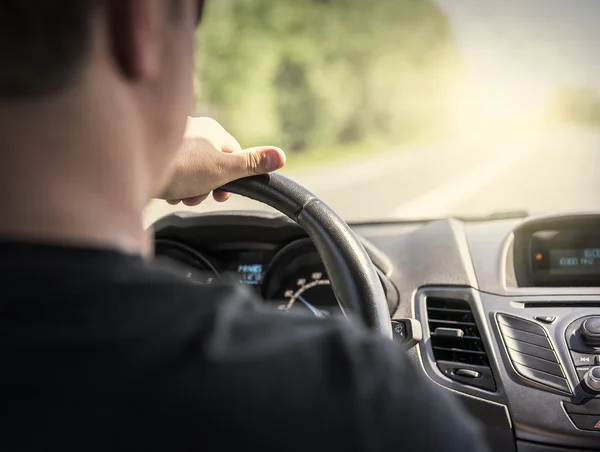 Muž řídí auto.. — Stock fotografie