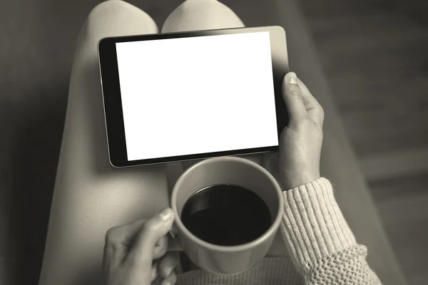 Femme sur le canapé avec tablette pc — Photo