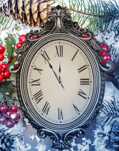 New Years still life. Old clock on snow. — Stock Photo, Image