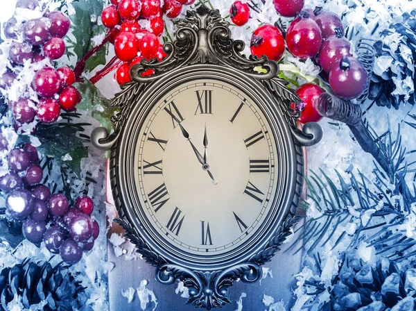 New Years still life. Old clock on snow. — Stock Photo, Image