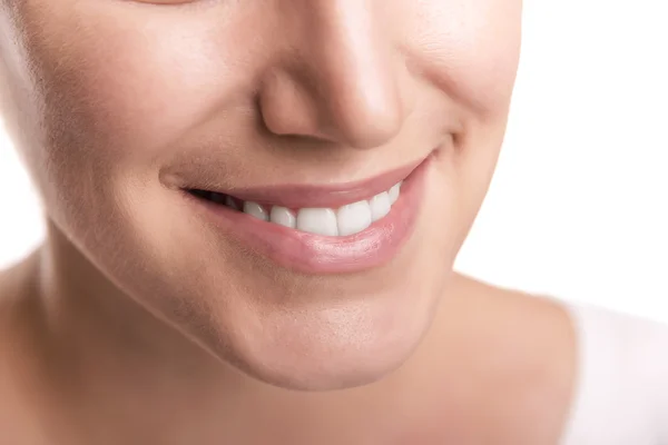 Sorriso com dentes brancos saudáveis . — Fotografia de Stock